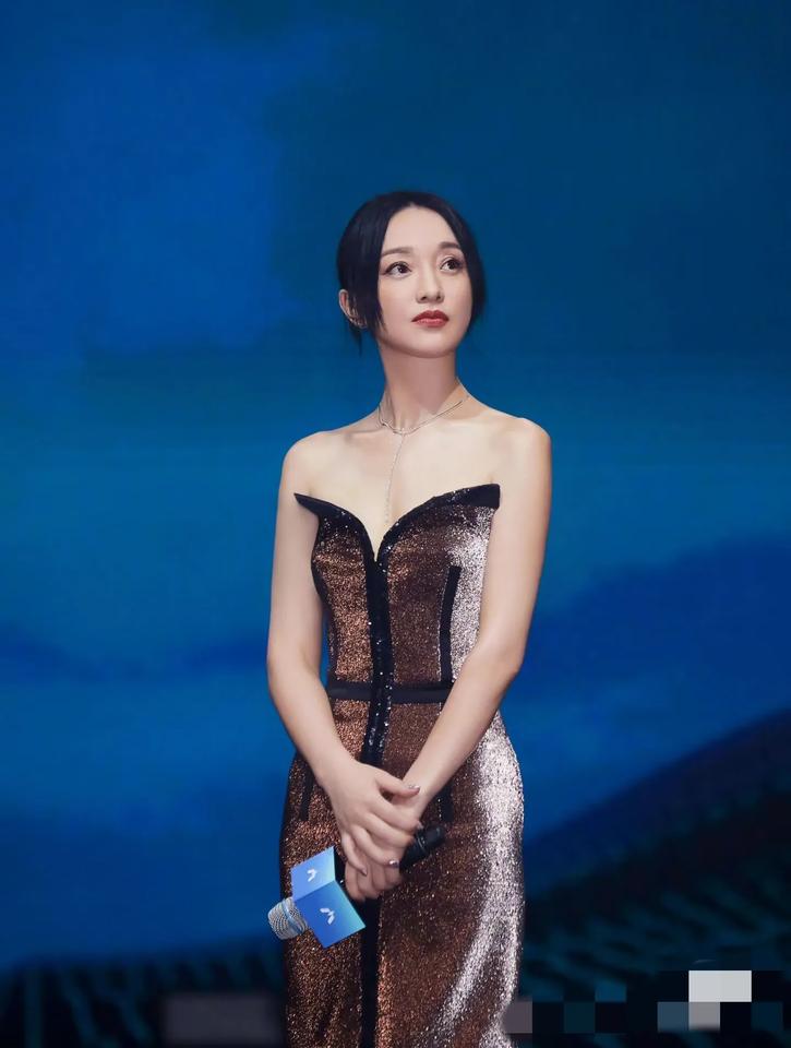 51岁周迅，在娱乐圈，始终是独特的存在。“丁克”半载，近期低调现身“肿瘤医院”拍