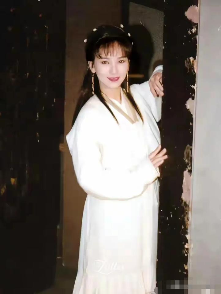 38岁的赵雅芝仙气飘飘，散发着浓浓的女人味。有一种女人花，到了35岁～45岁之间