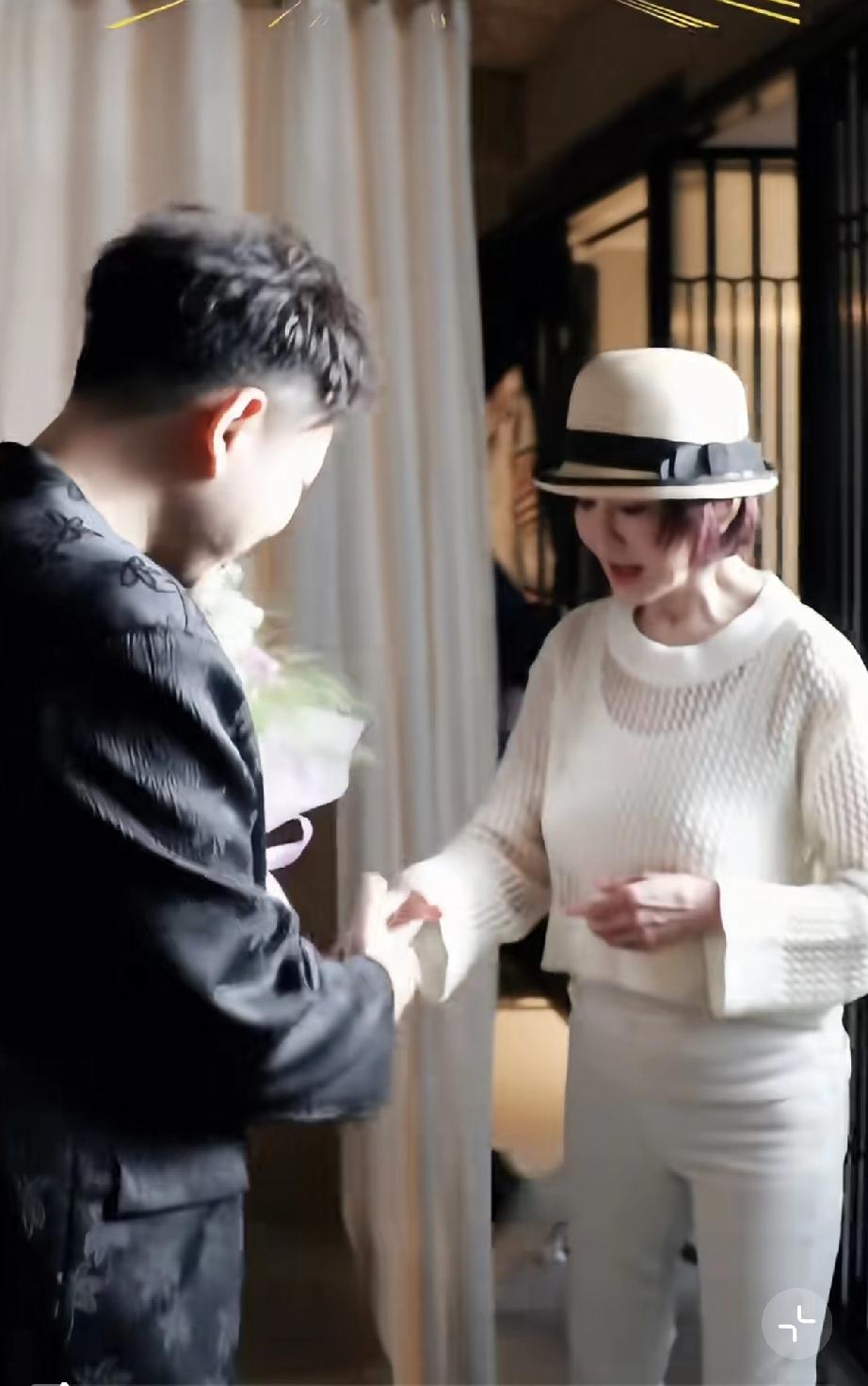 81岁潘迎紫罕见露面，终究还是老了!3月9日，潘迎紫露面参加活动，被称为“不