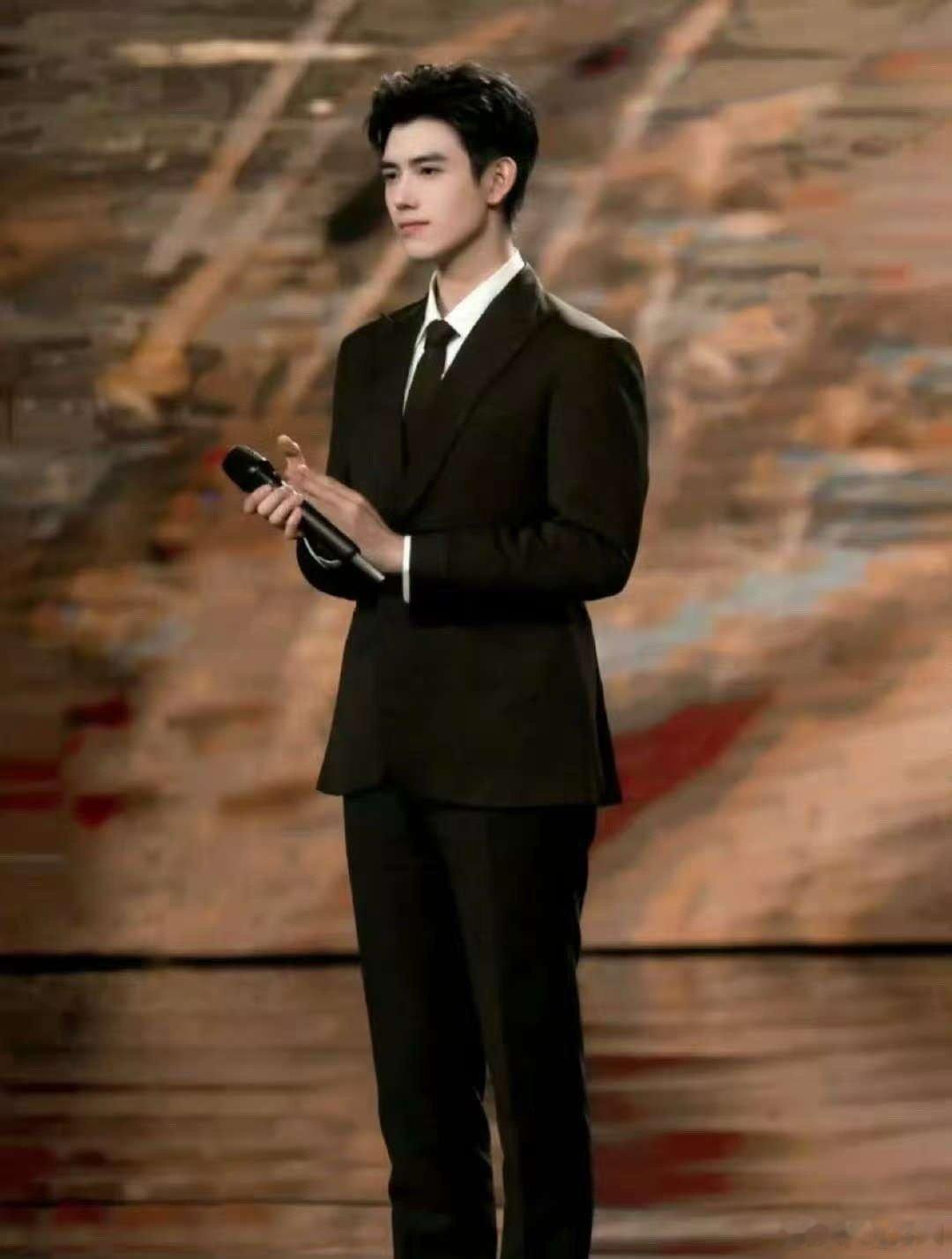 陈飞宇这宽肩窄腰的身材真的绝了！穿西装太有气场了，这浓浓苏感简直了