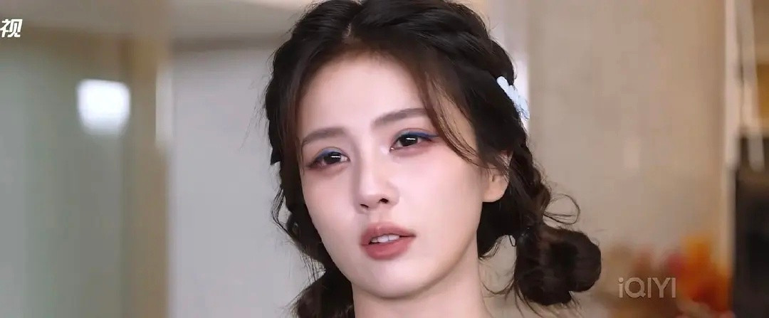 闹麻了原来🍍换了两次美瞳rs哭了前换的黑色真情流露前还要换个有颜色的美瞳是怎