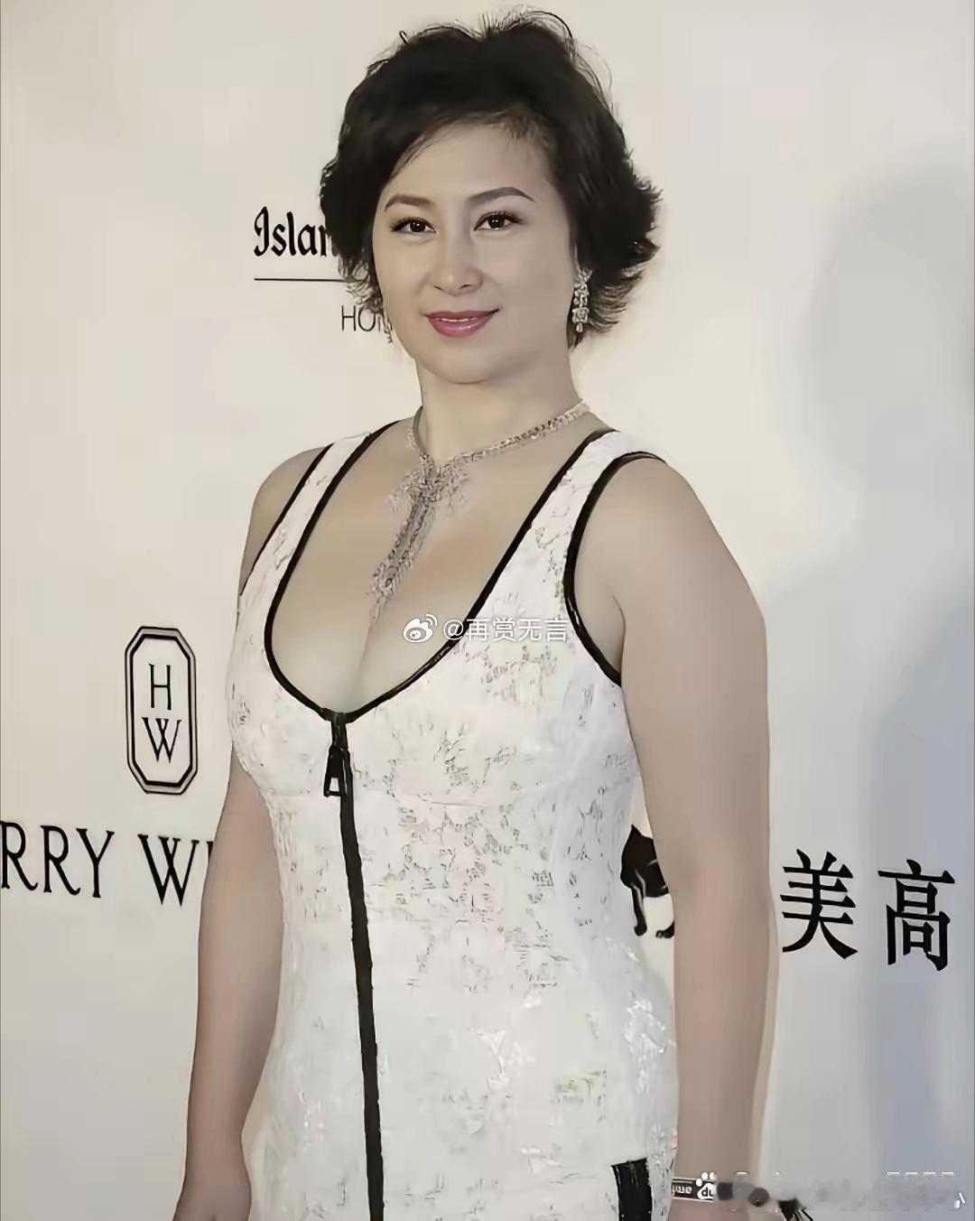 原来不生娃真的很养人啊！何超琼快70岁了，状态和保养都这么好，整个人依旧精致又有