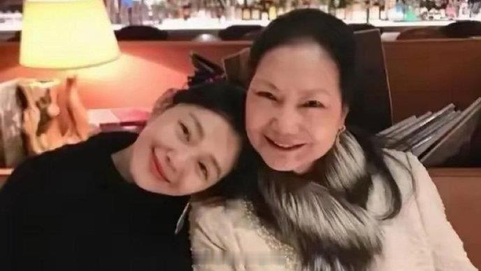 S妈心被填满了S妈透露下午2点举办仪式S妈透露：大s雕像下午2点会举办仪式，地