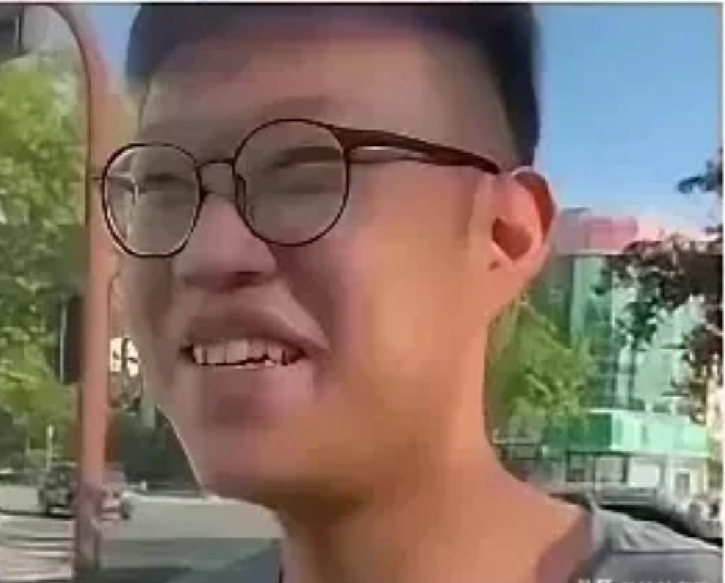 马上就要开学了，姜润泽给他养父来锁喉的过肩摔的视频全网都知道了，小姜同学的人设算