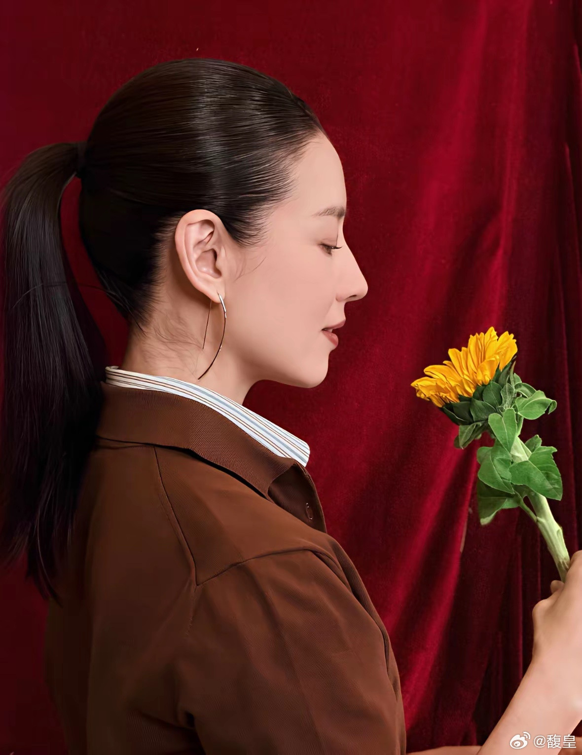 董洁这头骨真绝，头型鼻子都好好看，这图跟现实里见到她一模一样。