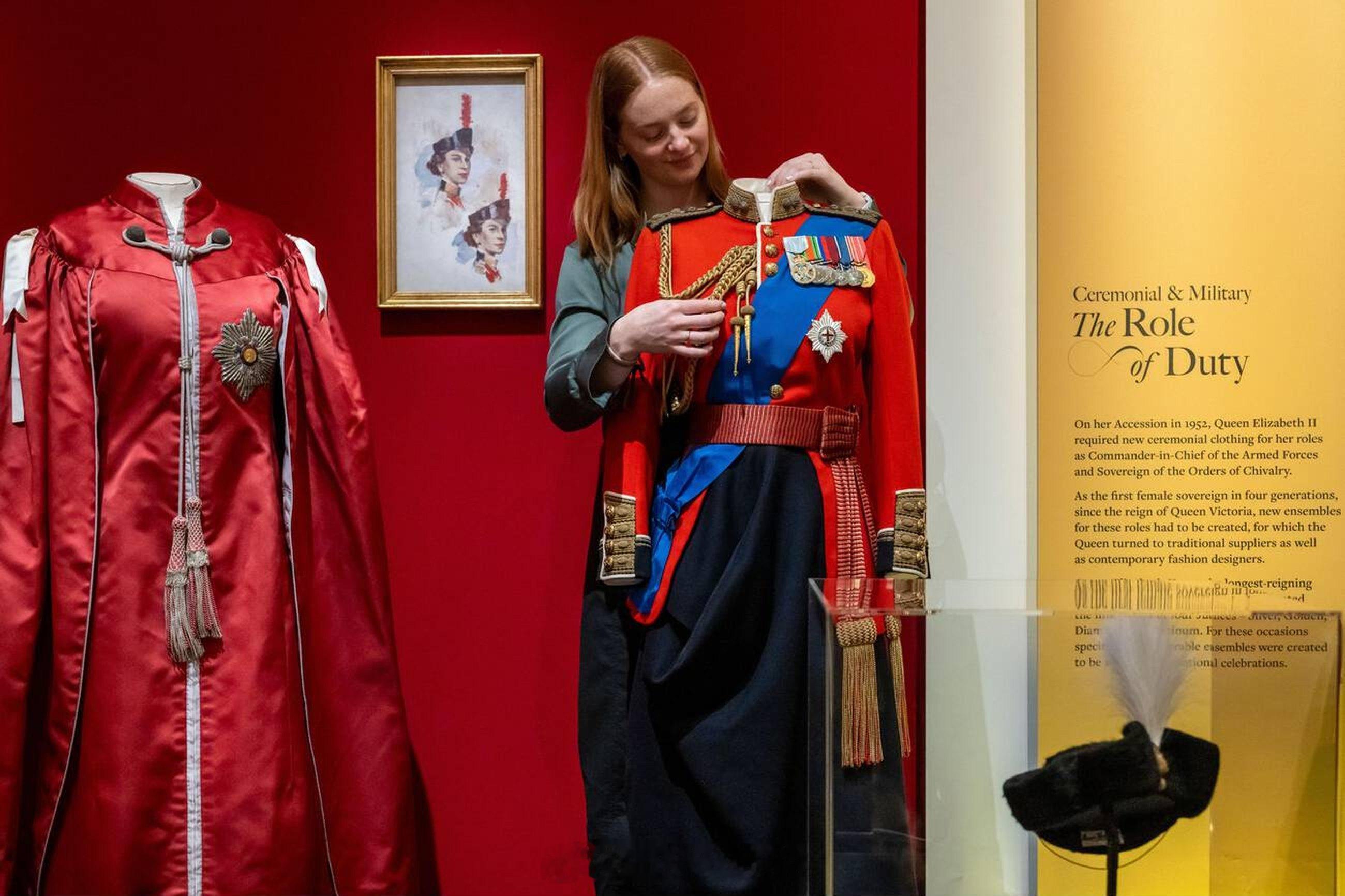 英国王室那些年，伊丽莎白二世女王生前穿过的掷弹兵卫团红军装💂🏻♀️194