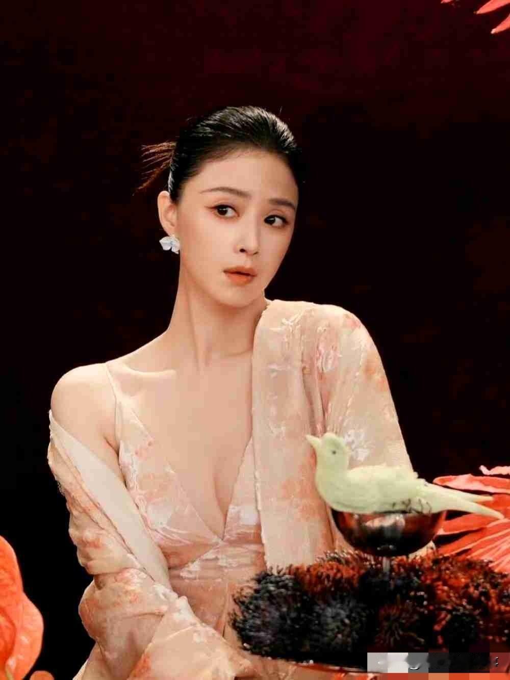 我的今日状态：😁轻松愉快我这里的天气：🌤️多云蒋欣这组造型杀疯了：温柔