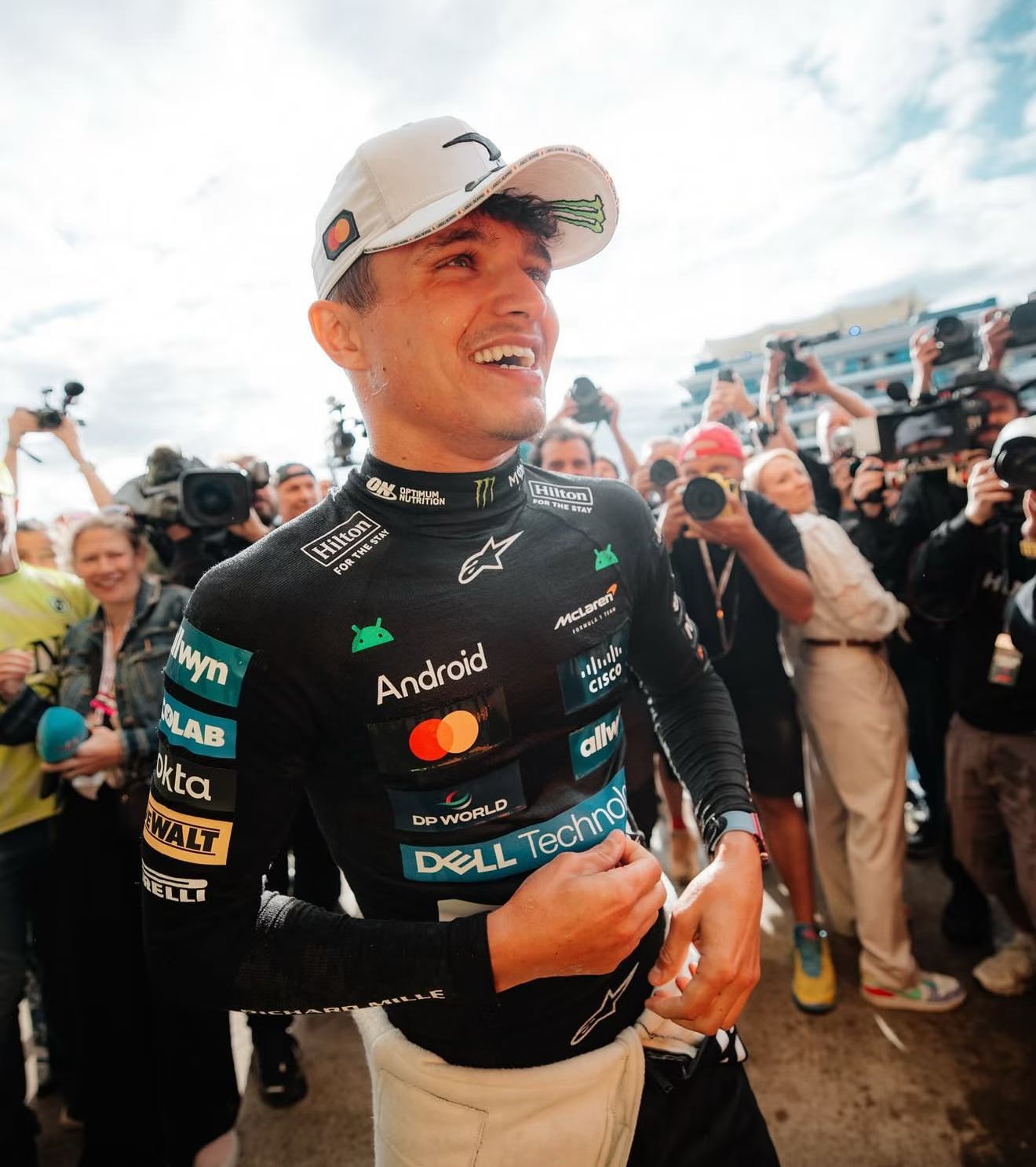 恭喜兰多诺里斯，新王登基…我们全公司，包括身边十几个朋友，大家都聚一块来围观。说