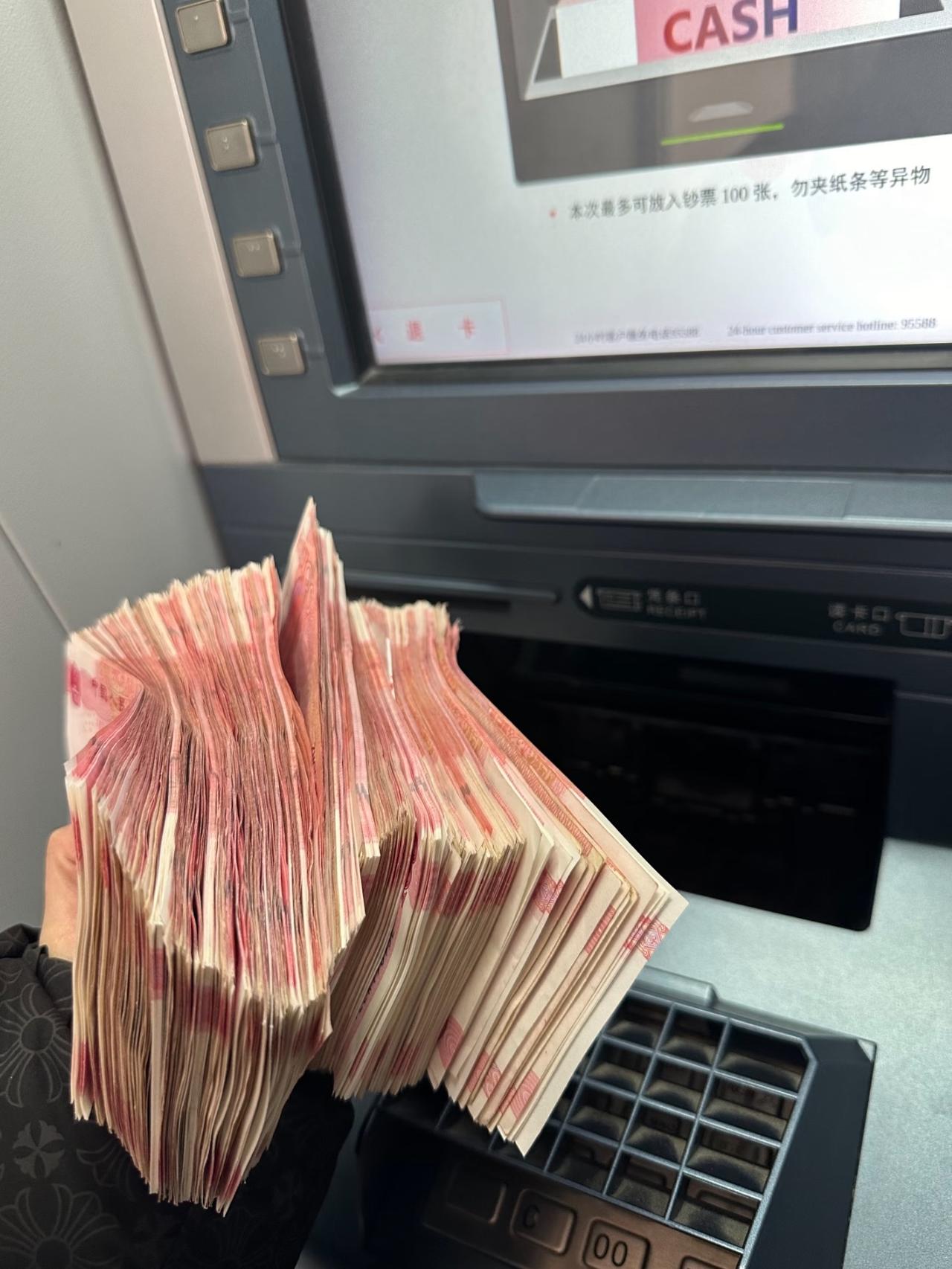 银行已经变天了，好心提醒大家一句！手里有10万以上闲钱，千万别急着一股脑去存