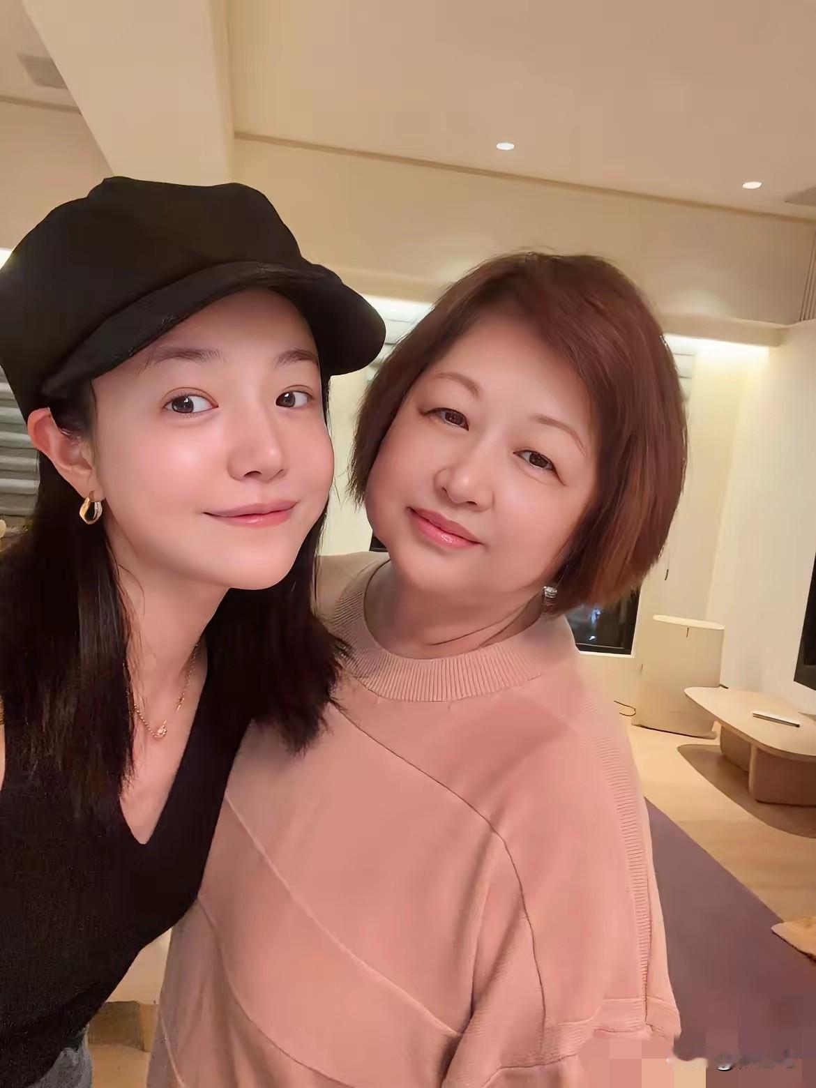 婆媳关系处的非常好陈妍希和前婆婆关系没有因为和陈晓离婚而变差，相反前婆婆一有时