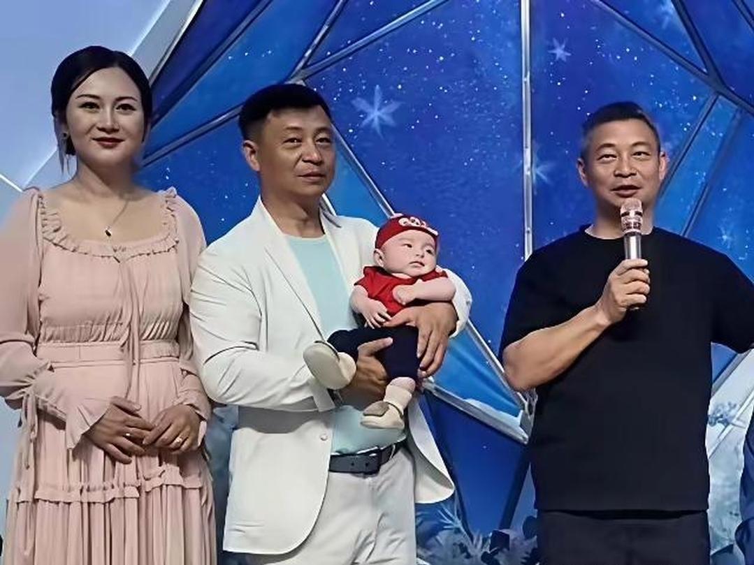 体操冠军李大双在2024年和演员李琳结束了婚姻。离婚后，他认识了小自己22岁的加