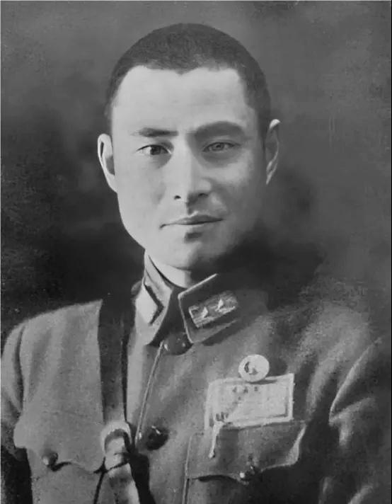 1975年，蒋介石得知黄维被特赦后，立刻邀请他前往台湾，不仅补发了他的中将军饷，