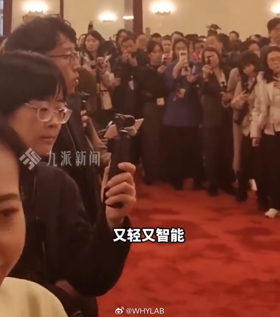 国产设备赋能两会报道今年的两会现场，发现记者们基本都不扛长枪大炮了，因为带着太不