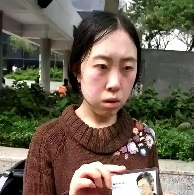 2026年，有网友在兰州一家超市里，拍到了正在弯腰整理货架的杨丽娟——就是当年为