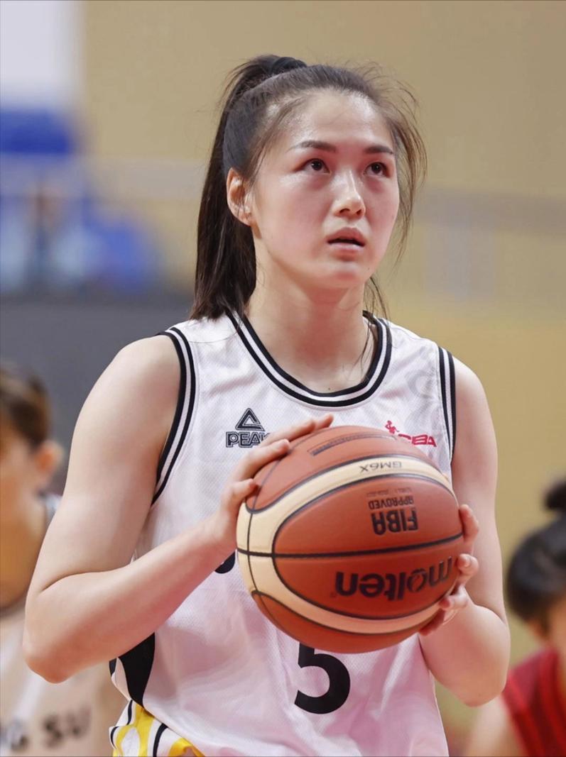 黑7奇迹！张曼曼15分6助攻，江苏女篮83:73击败广东，晋级半决赛。WCBA