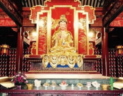 慈航真人即慈航道人，又称“慈航普渡圆通自在天尊”，为道教神仙，佛教称其为“观世音