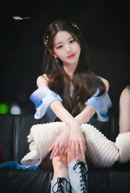 一眼就被张元英狠狠拿捏啦！一袭黑裙的她，美得如同暗夜玫瑰，优雅又迷人，每一个眼