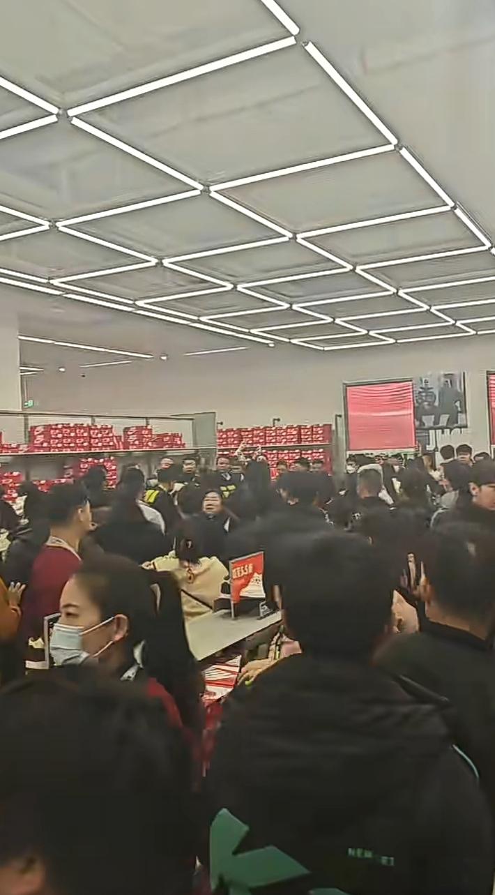 上海青浦12月6号9：30分在奥特莱斯发生黄牛哄吵事件，场面一度失控就为了几双特