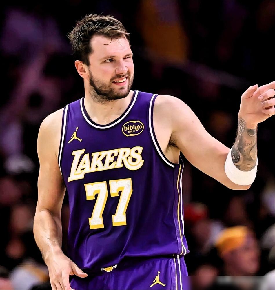 湖人更衣室差点炸了，就因为斯洛文尼亚记者一句话。老詹醒来看到消息，据说脏话都飙出