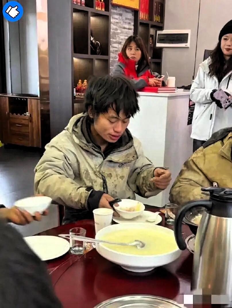 饿41天不下山干饭？林北的操作让全网炸了！七星山荒野求生刚落幕。别人冲下