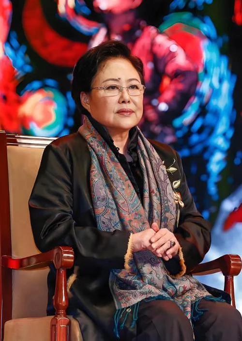 三个老戏骨竟演《红楼梦》里的贾母，如果让观众来选，大家投票最多的一定是斯琴高娃。