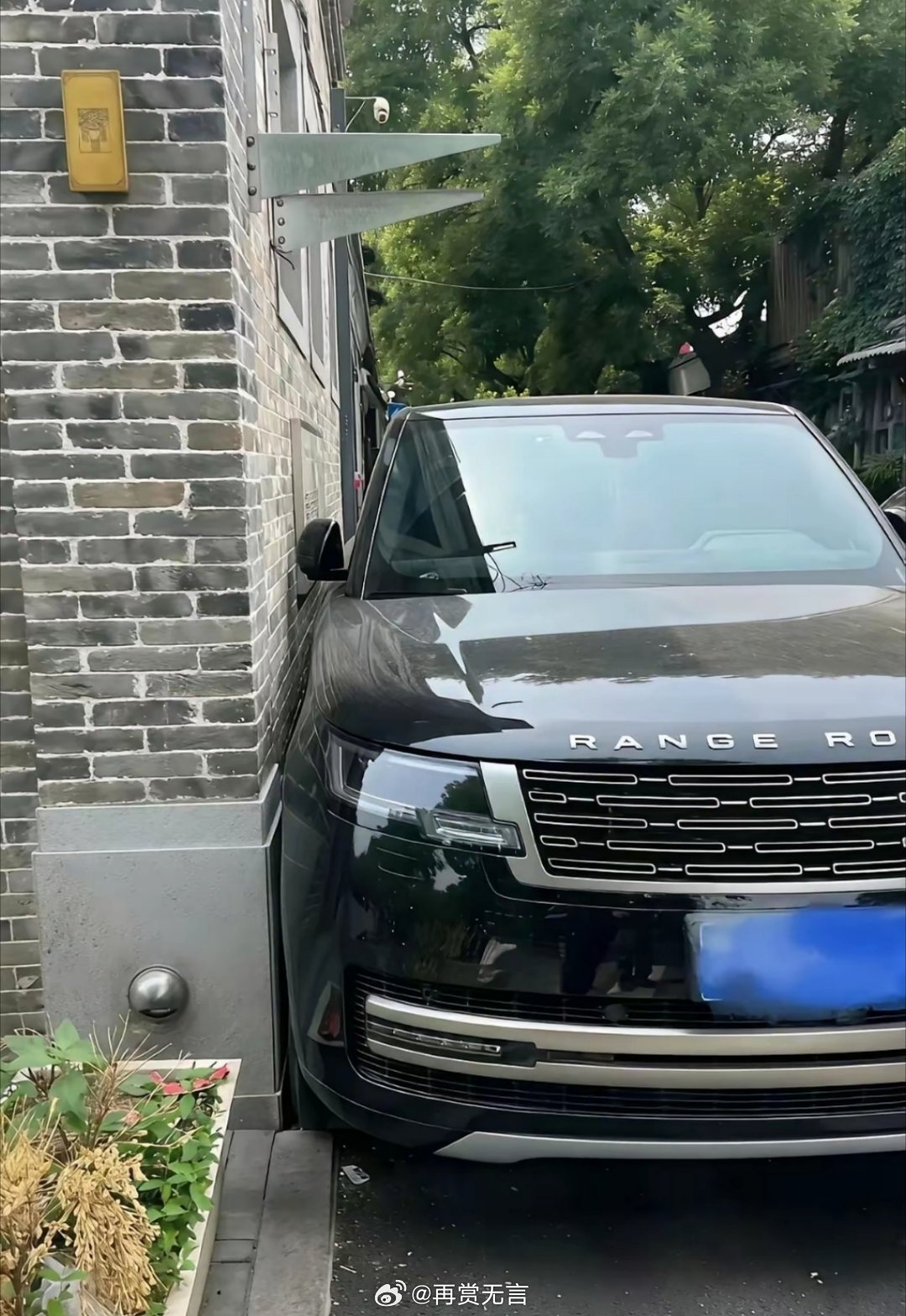 驾龄33年里程超百万的老司机我承认没这个技术，也不敢去尝试。同时每天都需要这样停