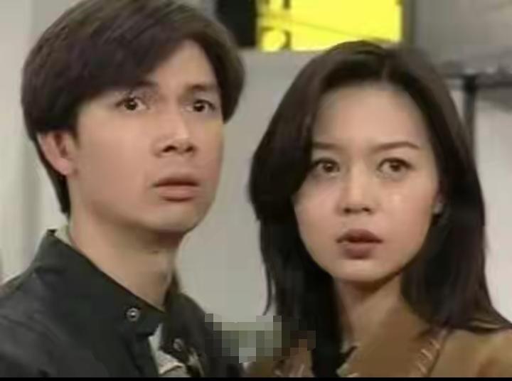 真是奇怪了！当年香港演员钟丽淇和梁荣忠恋爱时，梁荣忠跟其他女人亲吻时被拍到，让人