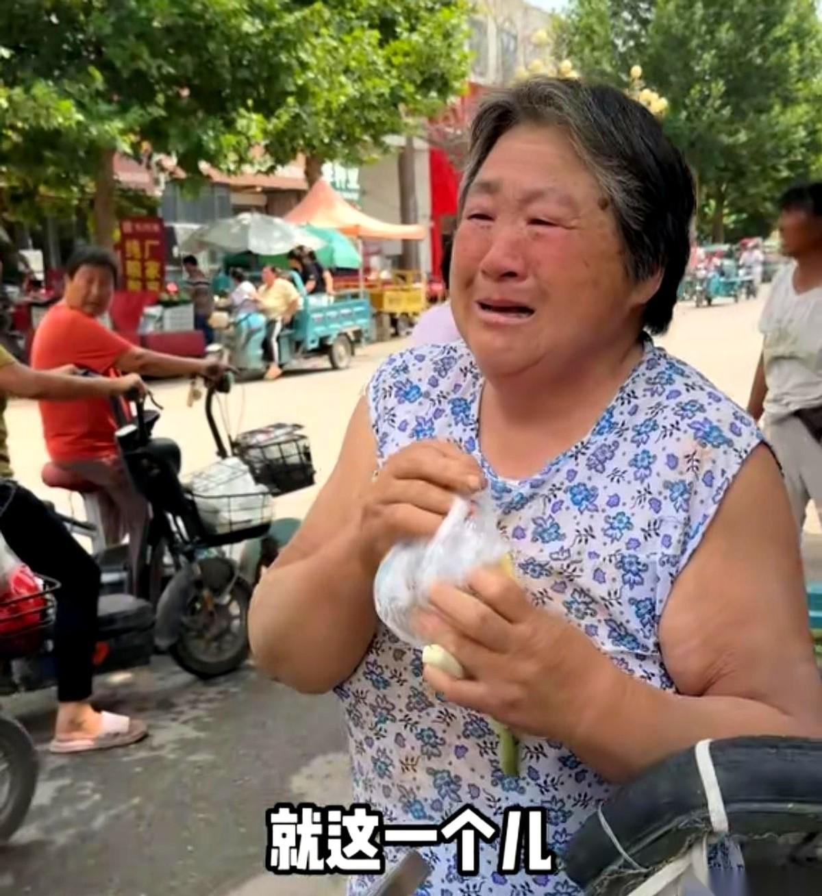“谁会拿亲人的苦难做戏？”一个男人，脸涨得通红，冲着围观的人吼了回去。他身后