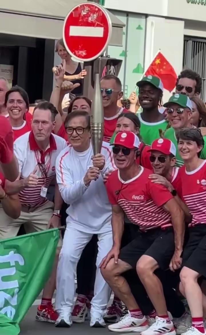 在法国街头看到成龙大哥传递火炬，那场面太震撼了！这可是网友在法国拍到的，70岁的