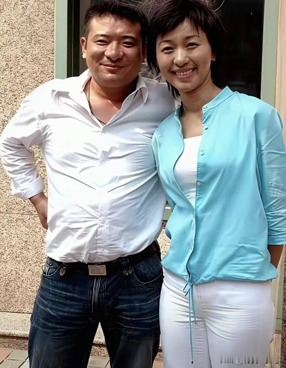 与欧阳夏丹合影的男士有可能是毕啸南。毕啸南是一位身兼知名青年学者、主持人、作