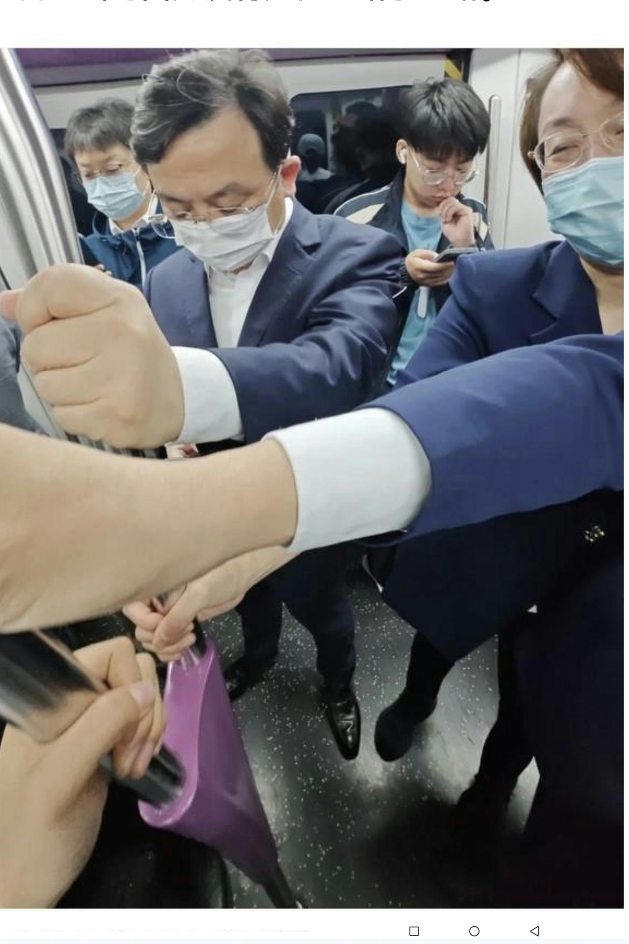 一个千亿级企业的“大老板”，坐地铁去看车展，这恐怕少之又少！不过，这里能说明几