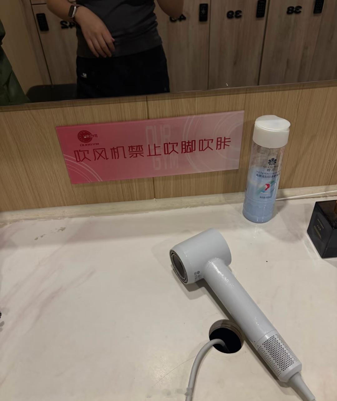 这就是商机啊，设计一个可以吹胩的吹风机