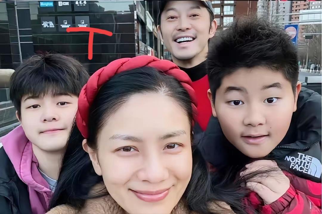 沙溢家儿子眼睛不像爸妈？网友直接炸锅。沙溢双眼皮，胡可大眼睛，俩儿子单