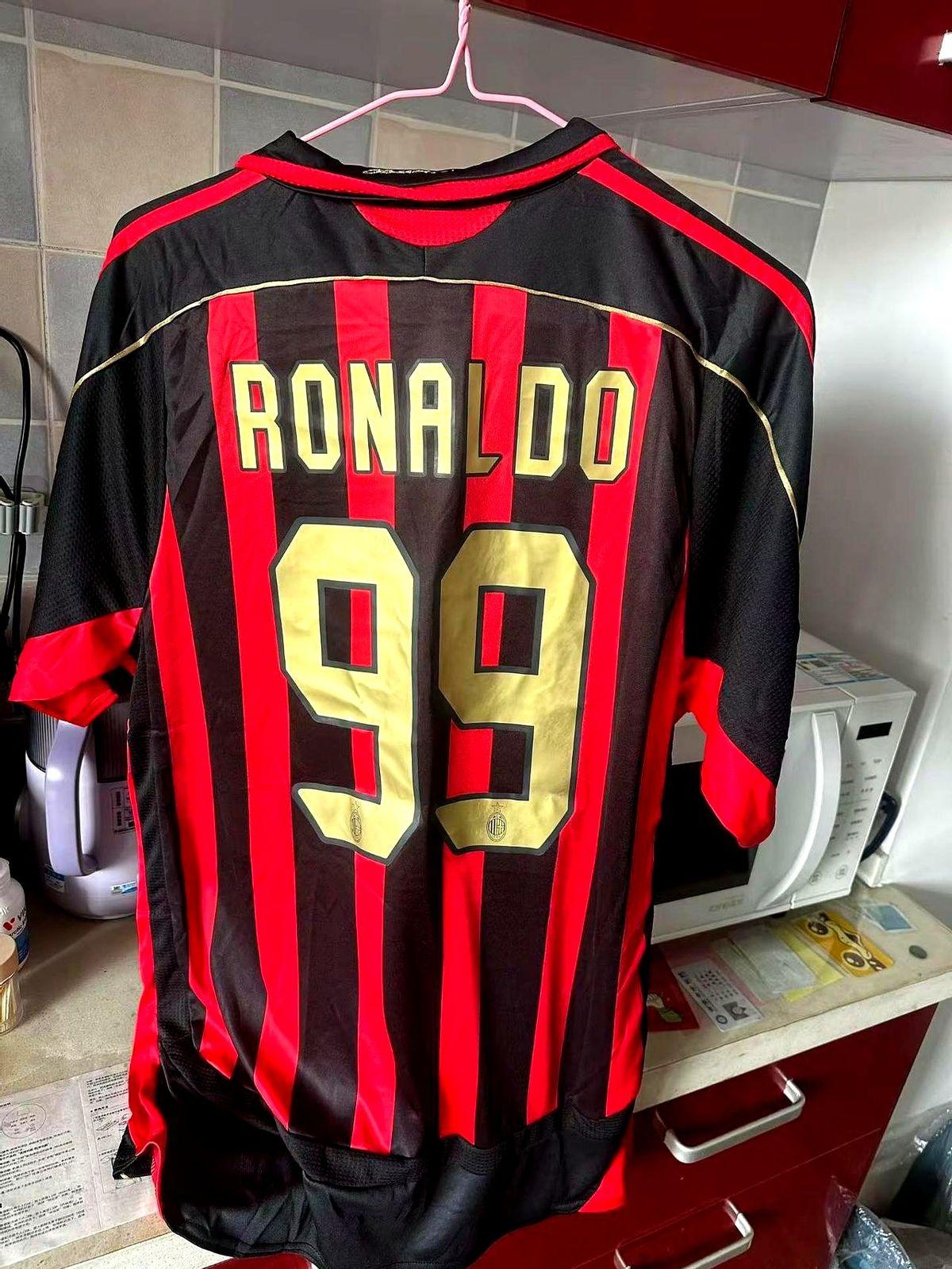 罗纳尔多职业生涯晚期太让人心疼了。他在AC米兰那段日子，真是用伤病写传奇。2