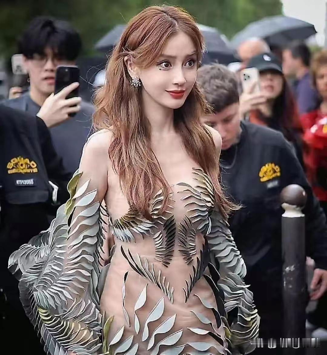 杨颖这身装扮很特别