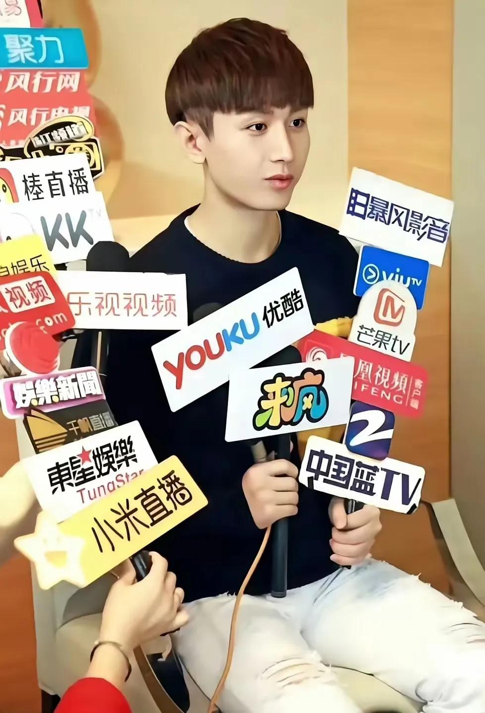 说成毅整容的黑粉们出来看看这和以前不是一模一样吗？唯一不同就是发型不一样了