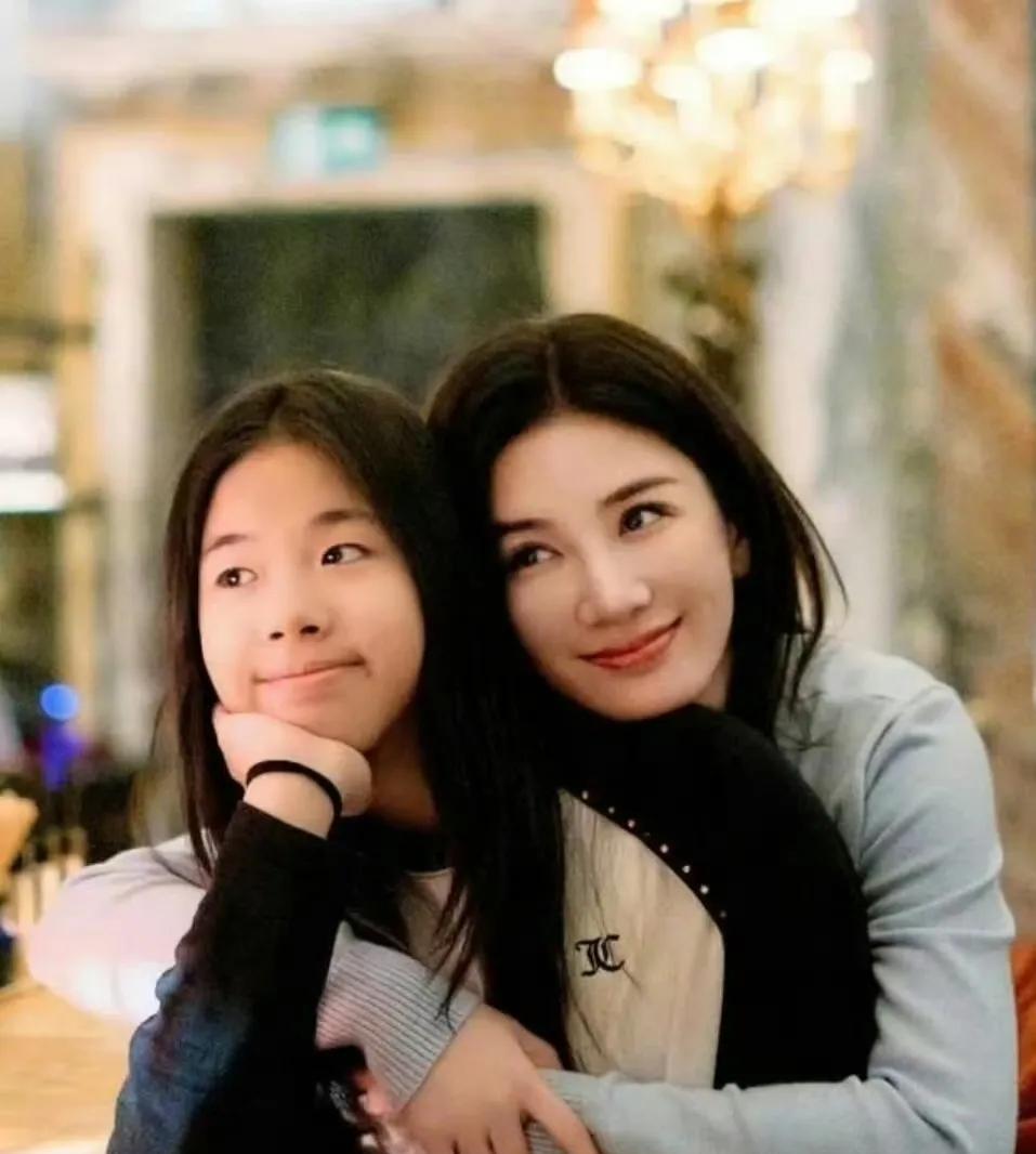 黄奕终于还是向女儿妥协了亲自带女儿去韩国体验练习生有人说，黄奕上次发出的视频