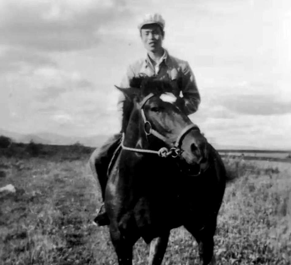 1949年，老红军黄明生返回宁都老家探亲，却四处找不到亲人了。最终，在当地干部的