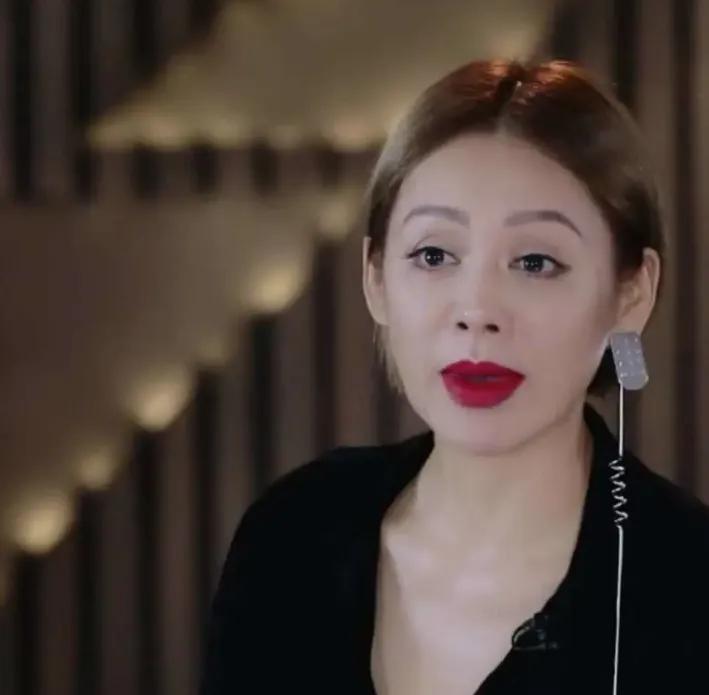 宁静生完孩子拍《黄河绝恋》，11月穿着单衣下水，体质变很差，刘晓庆一针见血：“感