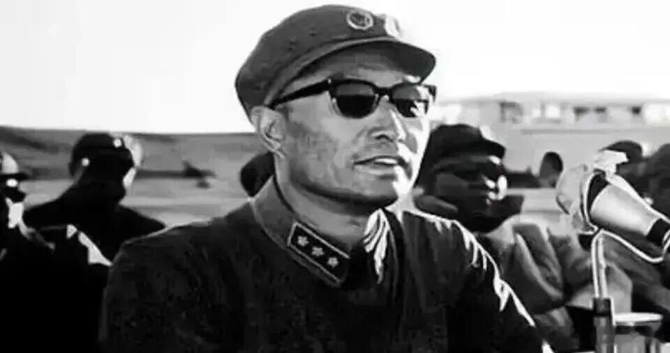 【1985年，邓公大搞军队经商，遭张爱萍强烈反对，大怒：你这样搞，有人会打倒你！