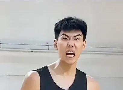 真是荒诞的提案引发舆论哗然广东男篮21岁中锋徐昕因为与主帅杜峰发生激烈言语冲