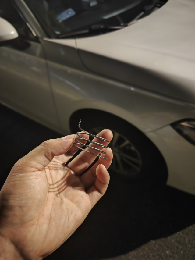 昨天下班回家刚刚开出10米左右就听到车底下有声音，停车检查一看是轮胎扎了个弹簧