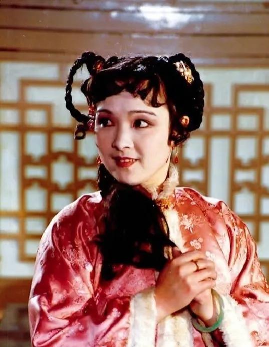 薛宝琴堪称红楼“完美人设”，薛宝琴才貌双全、见多识广，堪称红楼梦中“六边形战士”