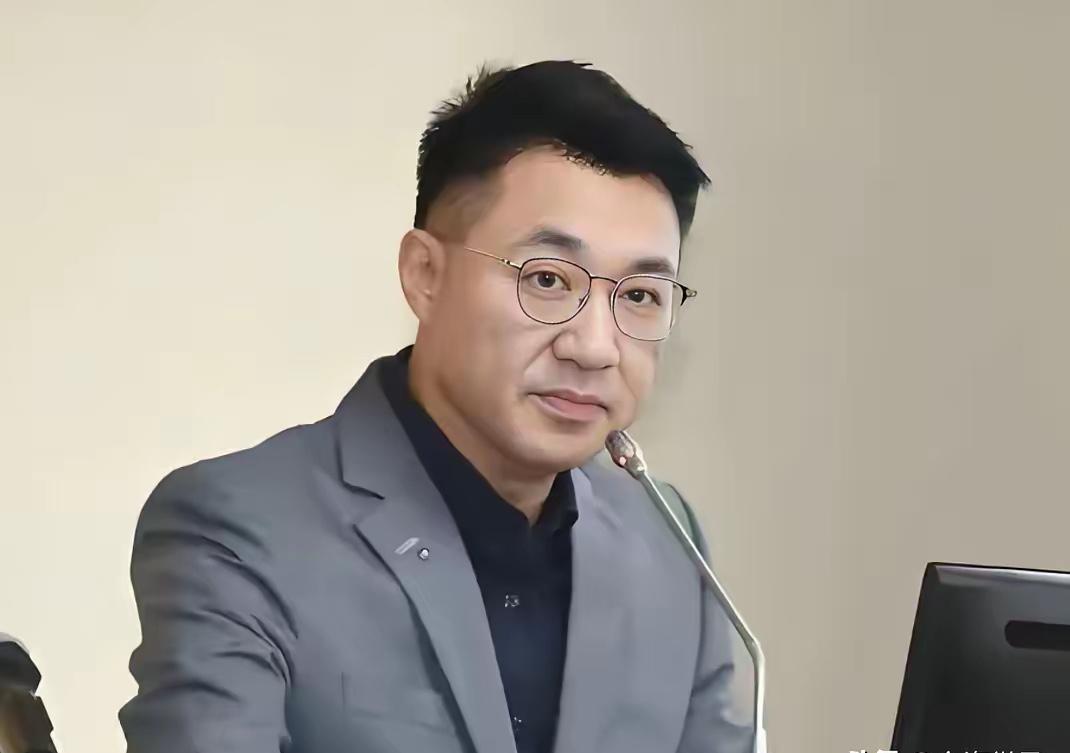 江启臣这步，是真不傻！上台第一句先喊郑丽文，卢秀燕反倒站后头。看着像念错词，