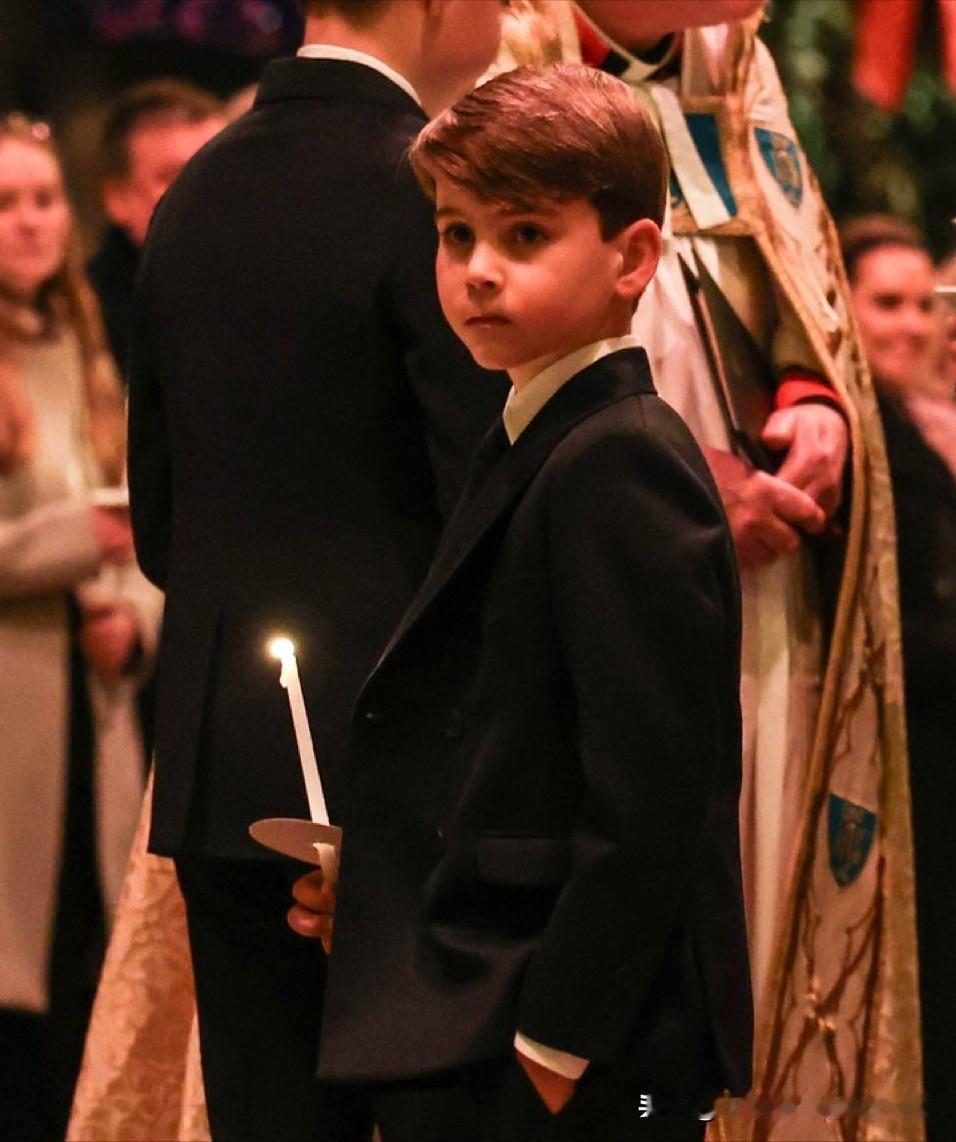 7岁路易小王子变化大，穿西装，单手插兜，那神态越来越像爸爸威廉王储，长大了像个帅