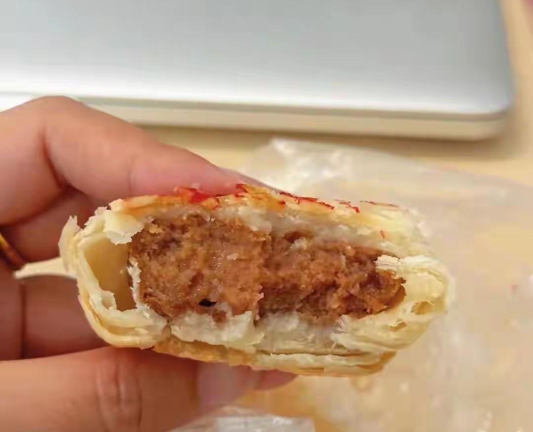 第一次吃到山姆家的鲜肉月饼，确实口味独特，很好吃呢！女儿说怕你们嫌寻常的月饼太