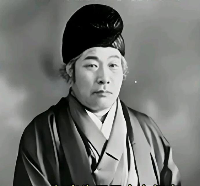 1936，日本著名神棍王仁三郎，在一家小饭馆偶遇了东条英机，他劝东条英机说，你的