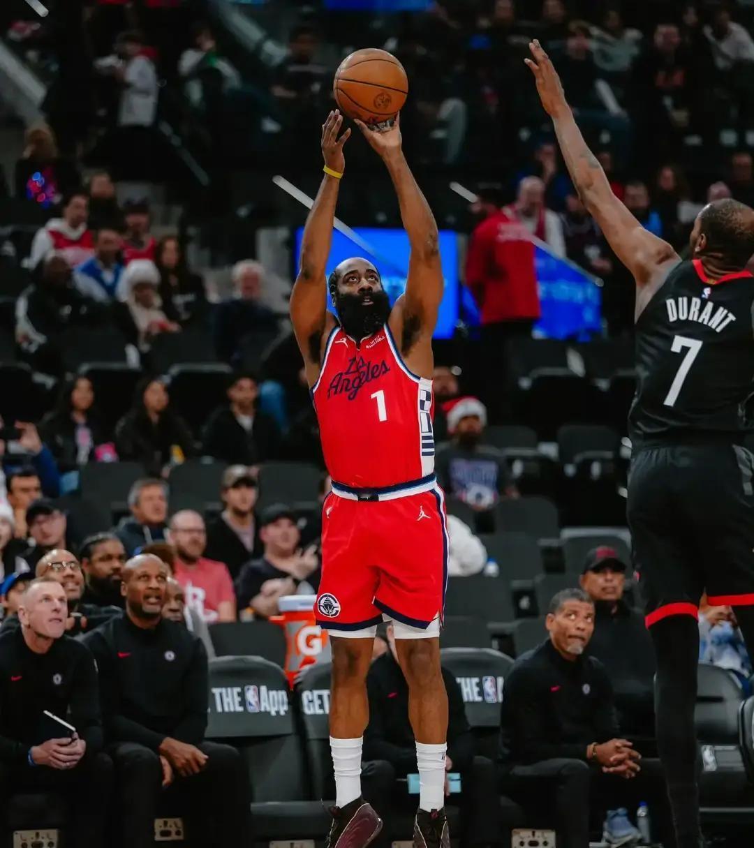 别再说哈登老了。他在第三节抬起手腕，连轰14分5助攻的那7分钟，快船从落后到领先