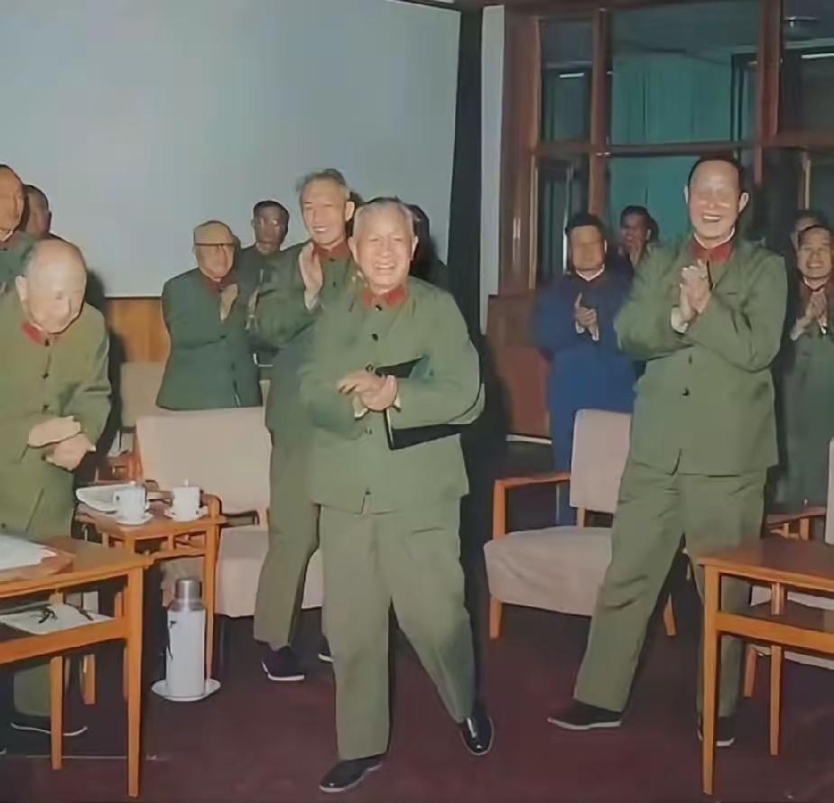 80年代的一次军委会议，他们都是开国元勋，认得其中任何两位，您就超级了不得了