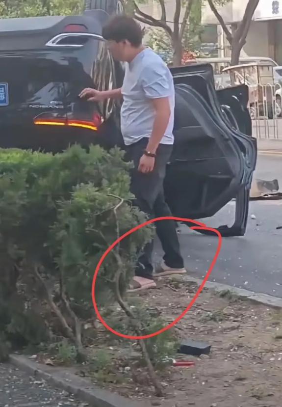 滕州肇事车辆上下来的两位男子，谁是开车的？说是酒驾，第一个穿的是拖鞋但看着像是